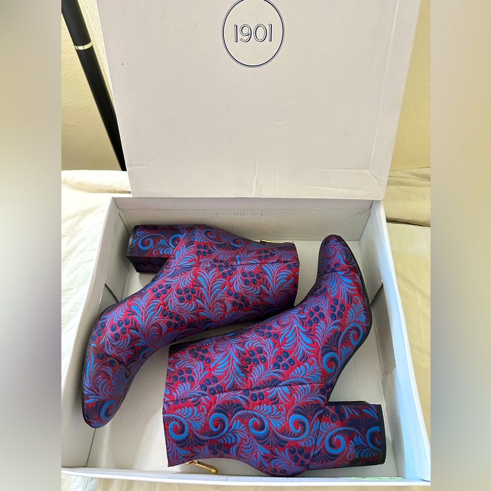 1901 Berry Brocade Booties, size 9M   Like New!